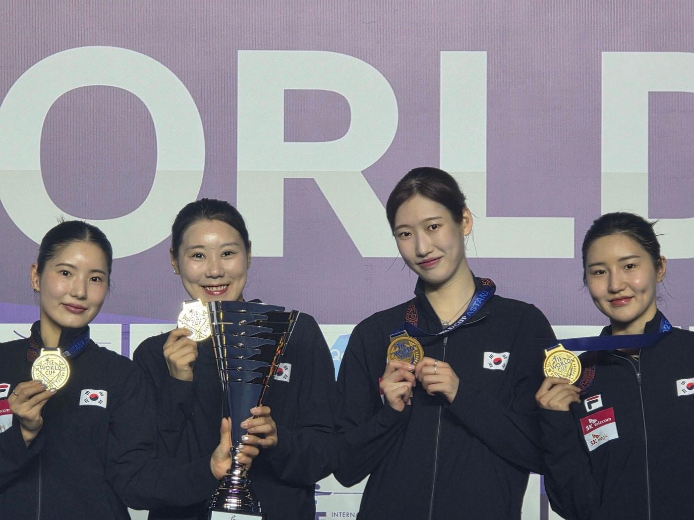 본문 이미지 - 펜싱 여자 에페 대표팀 송세라, 박소형, 임태희, 이혜인. (왼쪽부터) (대한펜싱협회 제공)
