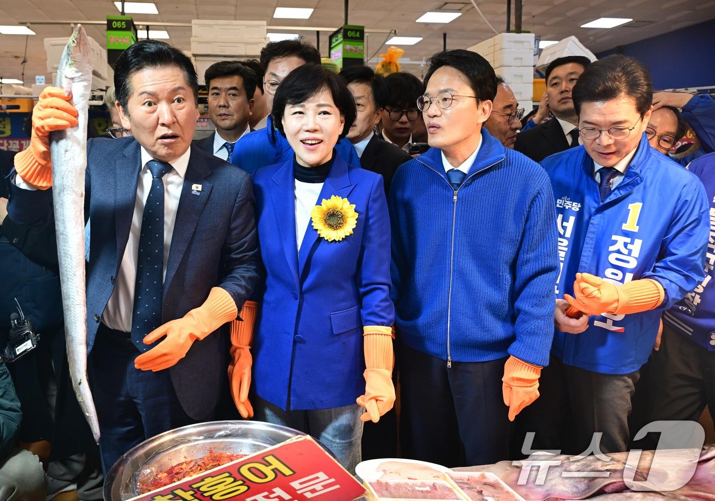 본문 이미지 - 정청래 더불어민주당 대표와 전현희·박주민·정원오 (왼쪽부터) 서울시장 예비후보가 30일 서울 동작구 노량진수산물도매시장을 찾아 상인들과 인사하며 수산물을 살피고 있다. (공동취재) 2026.3.30 ⓒ 뉴스1 유승관 기자