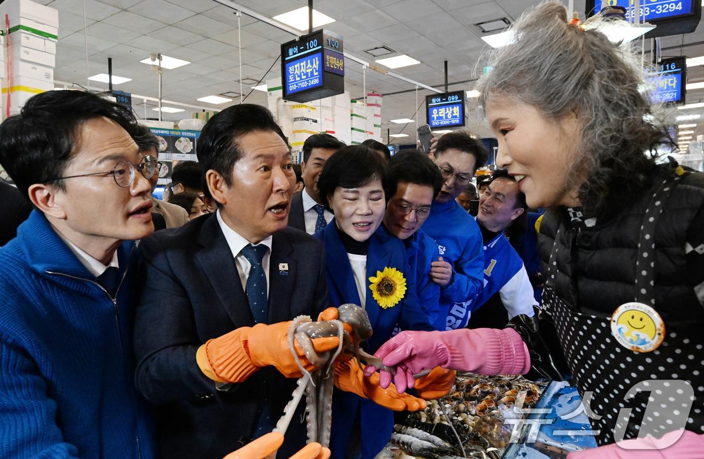 본문 이미지 - 정청래 더불어민주당 대표가 정원오, 박주민, 전현희 서울시장 예비후보 등과 30일 서울 동작구 노량진수산시장을 찾아 수산물을 살펴보고 있다. (공동취재) 2026.3.30 ⓒ 뉴스1 유승관 기자