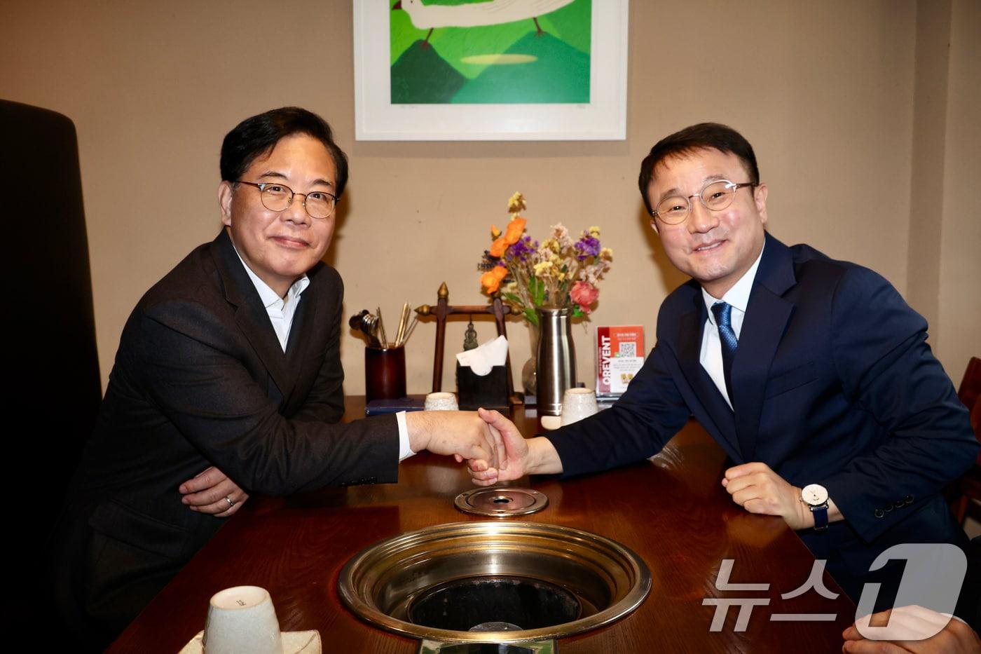 본문 이미지 - 한병도 더불어민주당 원내대표와 천준호 원내수석, 송언석 국민의힘 원내대표와 유상범 원내수석이 30일 서울 영등포구의 한 식당에서 회동하고 있다. (공동취재) 2026.3.30 ⓒ 뉴스1 이승배 기자