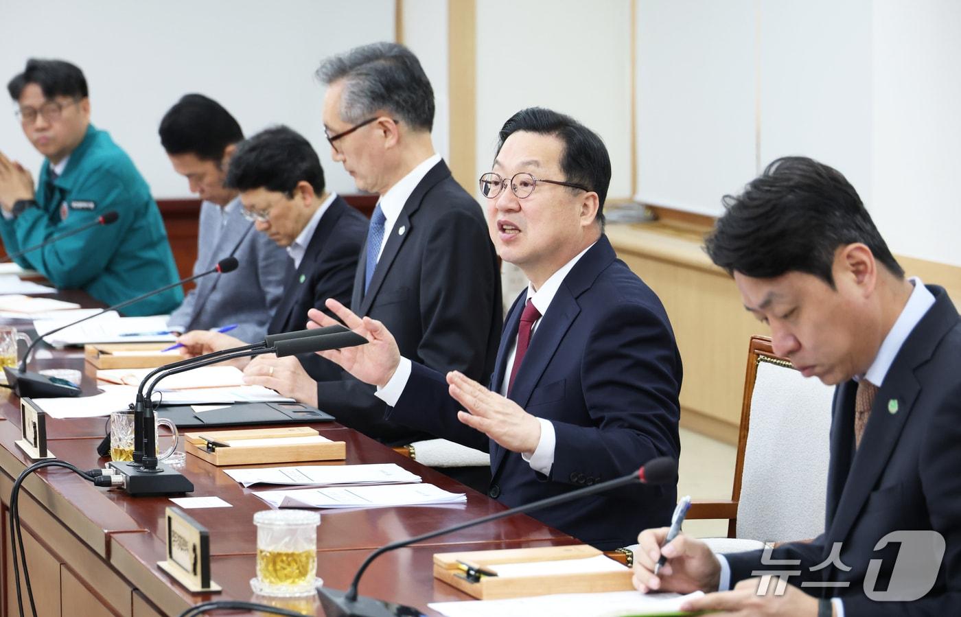 본문 이미지 - 이장우 대전시장이 30일 주간업무회의를 주재하고 있다. (시 제공) / 뉴스1