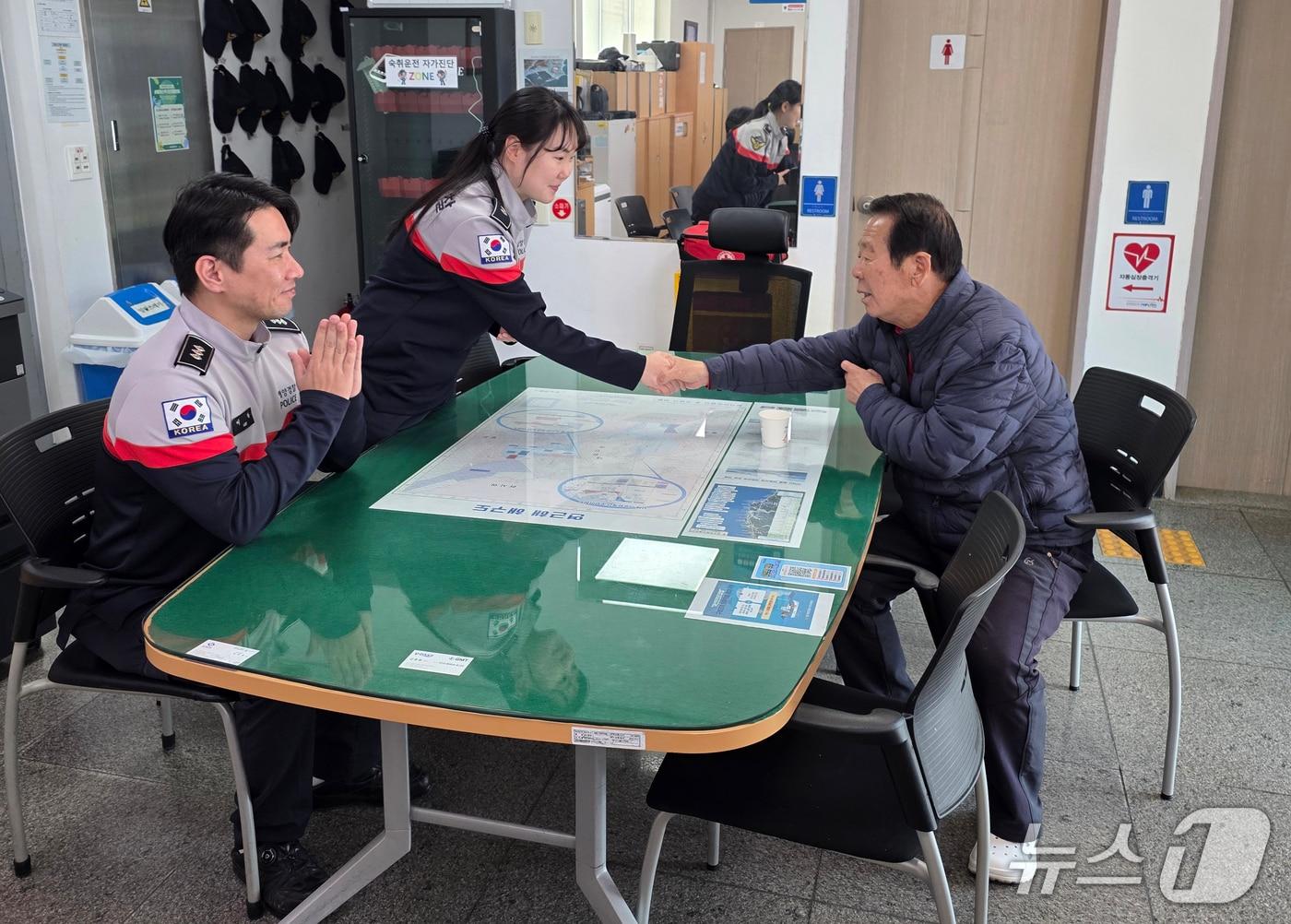 본문 이미지 - 30일 경북 울진해양경찰서 후포파출소를 찾은 주민이 박재우 경장과 김예린 순경에게 감사 인사를 전했다. (울진해양경찰서 제공, 재판매 및 DB금지) 2026.3.30/뉴스1 