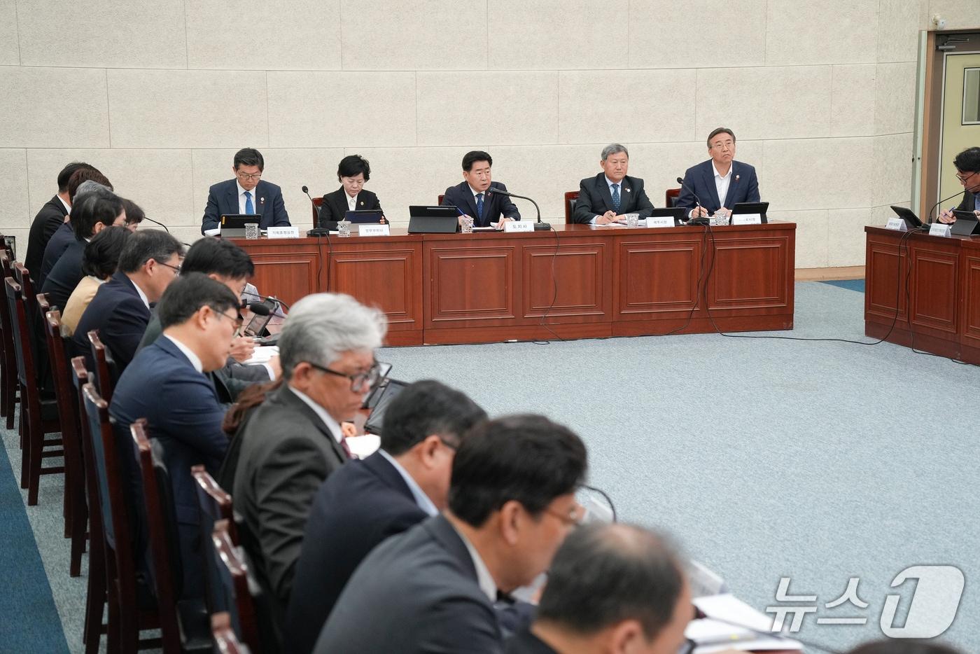 본문 이미지 -  30일 제주도청 탐라홀에서 오영훈 제주지사 주재로 열린 4월 월간 정책공유회의.(제주도 제공. 재판매 및 DB 금지)/뉴스1