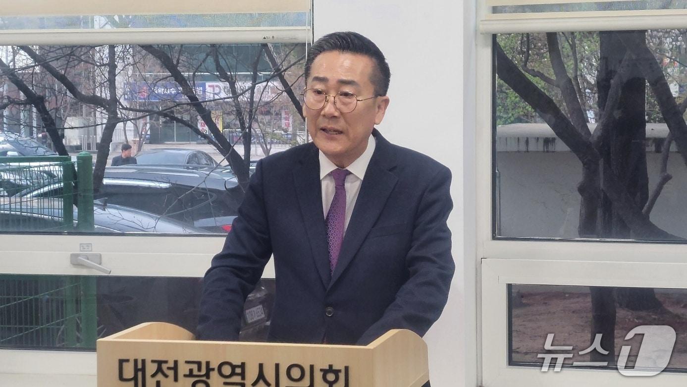본문 이미지 - 국민의힘 김현호 서구청장 예비후보가 30일 대전시의회 기자실에서 회견을 하고 있다. (박종명 기자) / 뉴스1