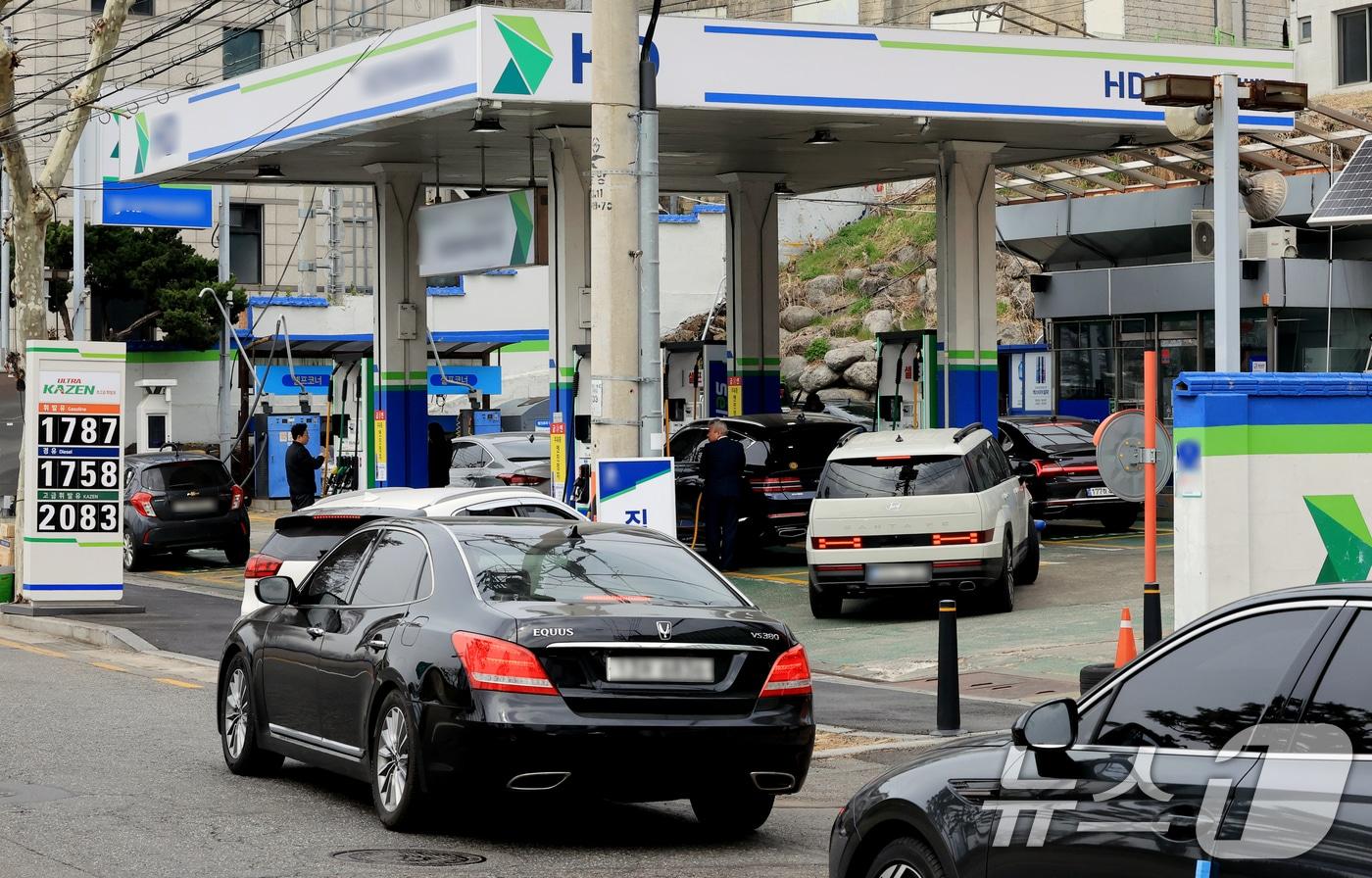 본문 이미지 - 중동 사태 장기화로 국제유가 급등세가 이어진 30일 서울 시내의 평균보다 저렴한 주유소를 찾은 차량들로 붐비고 있다. 2026.3.30 ⓒ 뉴스1 이호윤 기자