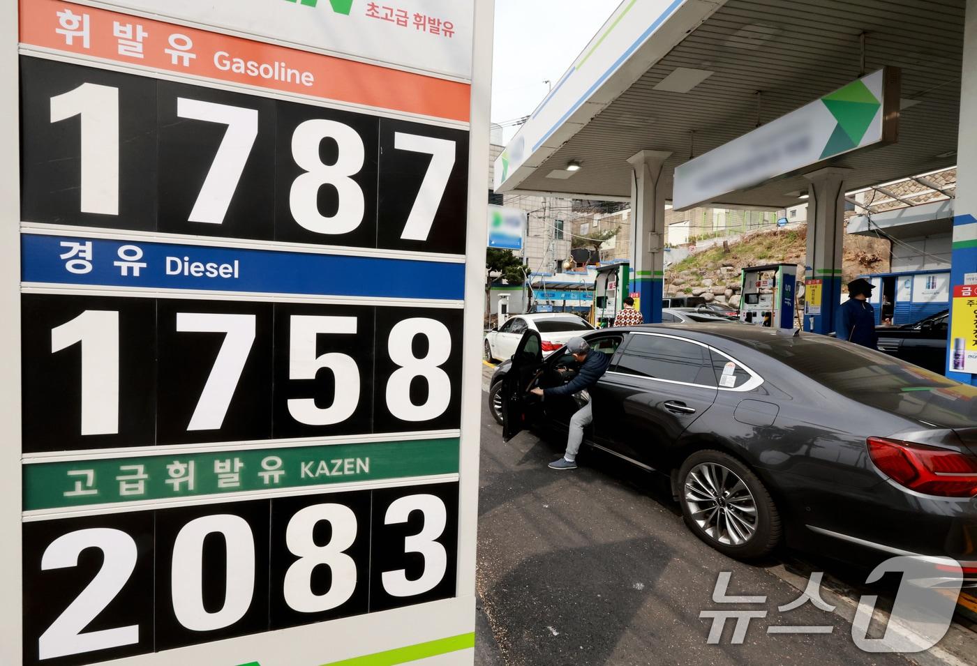 본문 이미지 - 중동 사태 장기화로 국제유가 급등세가 이어진 30일 서울 시내의 평균보다 저렴한 주유소를 찾은 운전자들이 주유를 하고 있다. 이날 오전 9시 기준 서울 평균 휘발유 가격은 리터당 1927.59원, 경유는 1902.92원을 기록했다. ⓒ 뉴스1 이호윤 기자