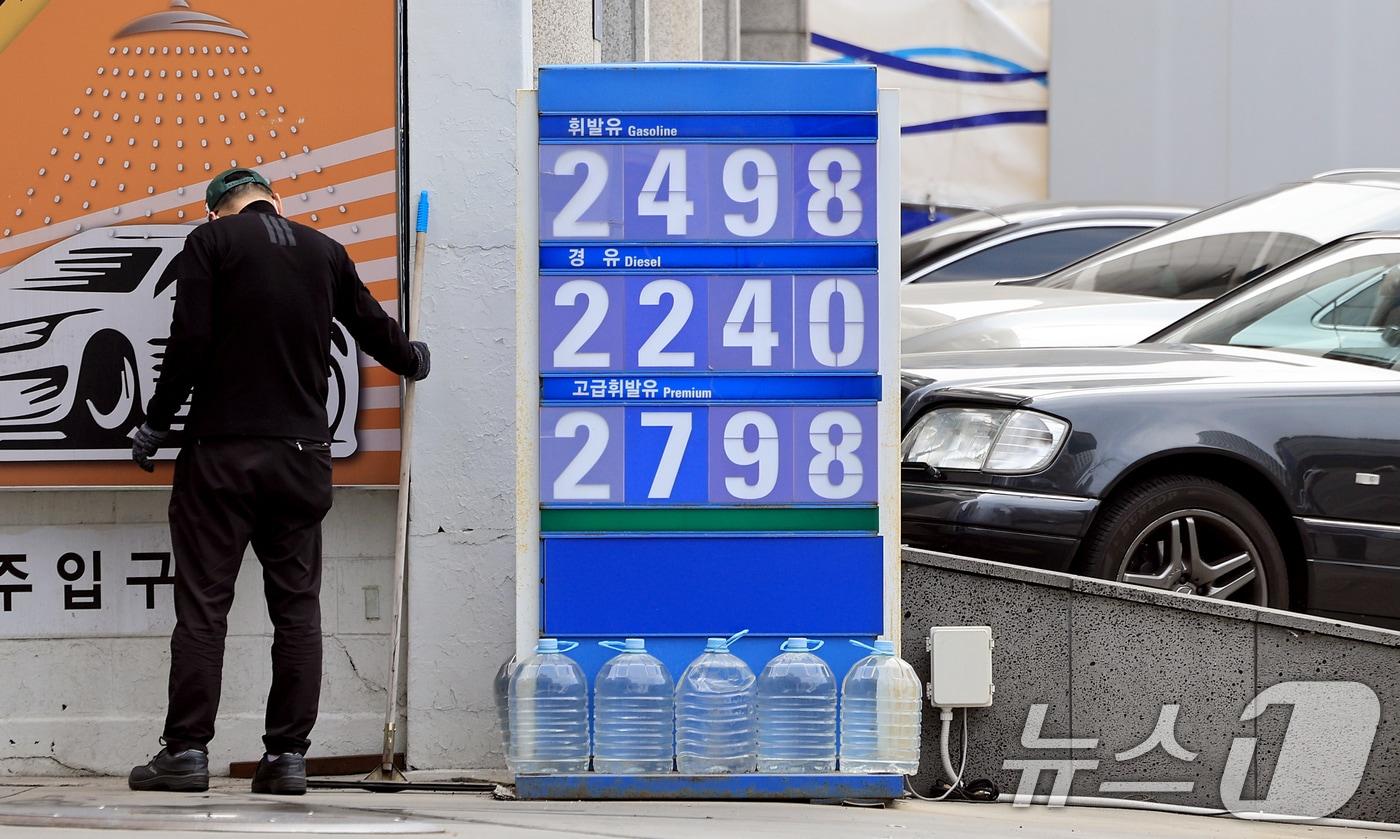 본문 이미지 - 중동 사태 장기화로 국제유가 급등세가 이어진 30일 서울 시내의 한 주유소에 가격표가 표시돼 있다. 이날 오전 9시 기준 서울 평균 휘발유 가격은 리터당 1927.59원, 경유는 1902.92원을 기록했다. ⓒ 뉴스1 이호윤 기자