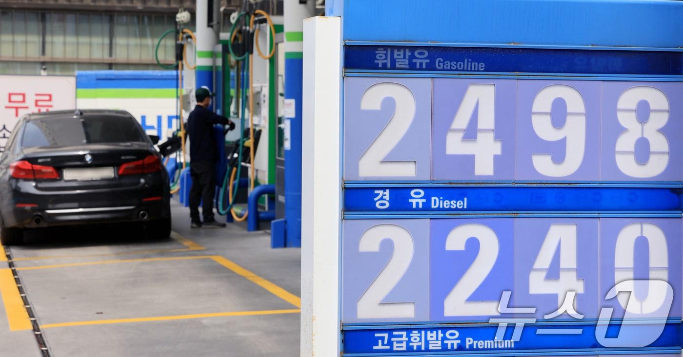 본문 이미지 - 중동 사태 장기화로 국제유가 급등세가 이어진 30일 서울 시내의 한 주유소에서 직원이 주유를 하고 있다. 이날 오전 9시 기준 서울 평균 휘발유 가격은 리터당 1927.59원, 경유는 1902.92원을 기록했다. 2026.3.30 ⓒ 뉴스1 이호윤 기자