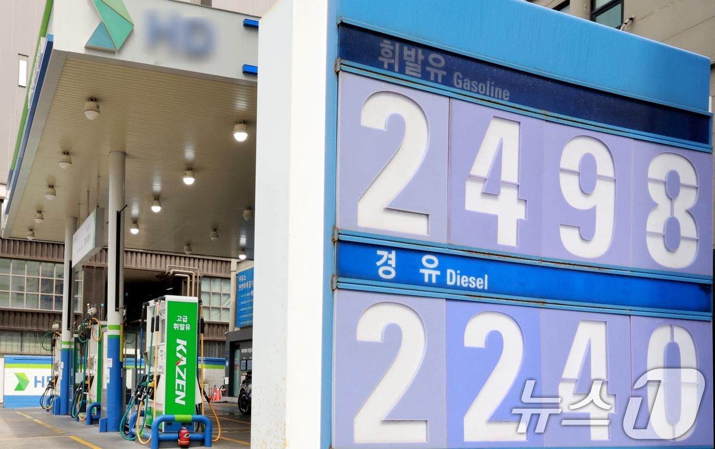 본문 이미지 - 중동 사태 장기화로 국제유가 급등세가 이어진 30일 서울 시내의 한 주유소에 가격표가 표시돼 있다. 2026.3.30 ⓒ 뉴스1 이호윤 기자