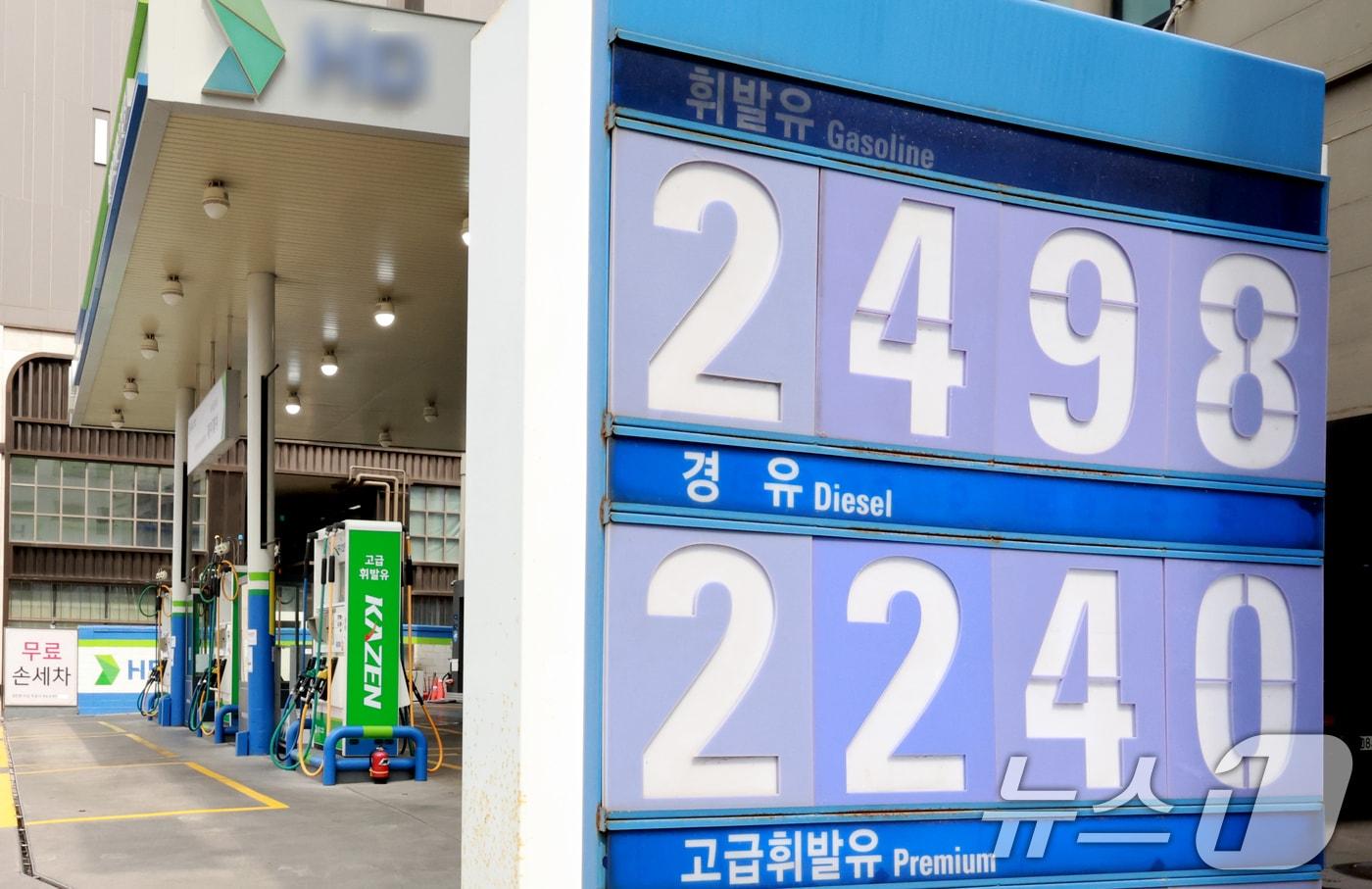 본문 이미지 - 중동 사태 장기화로 국제유가 급등세가 이어진 30일 서울 시내의 한 주유소에 가격표가 표시돼 있다. 이날 오전 9시 기준 서울 평균 휘발유 가격은 리터당 1927.59원, 경유는 1902.92원을 기록했다. 2026.3.30 ⓒ 뉴스1 이호윤 기자