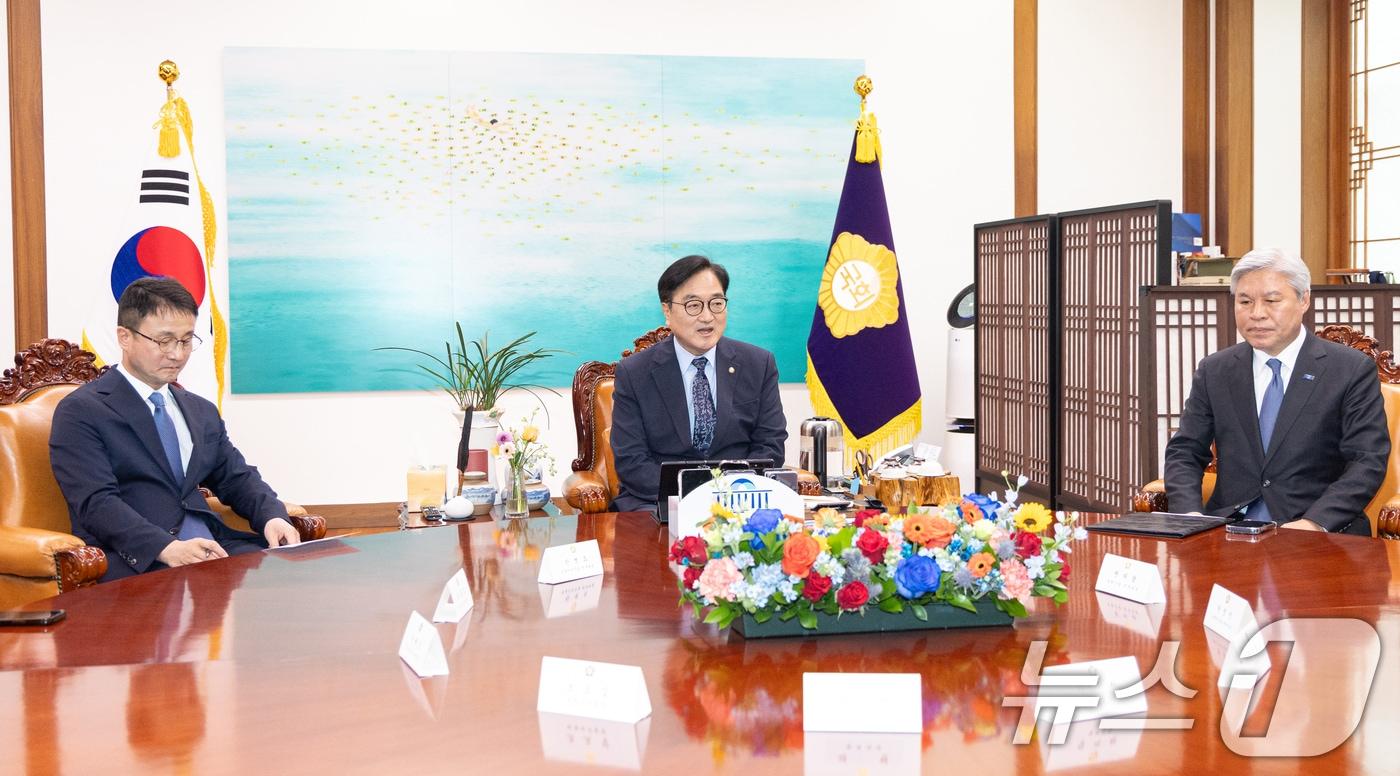 본문 이미지 - 우원식 국회의장이 30일 서울 여의도 국회 의장집무실에서 열린 초당적 개헌추진을 위한 제정당 2차 연석회의에서 모두발언하고 있다. 2026.3.30 ⓒ 뉴스1 이승배 기자