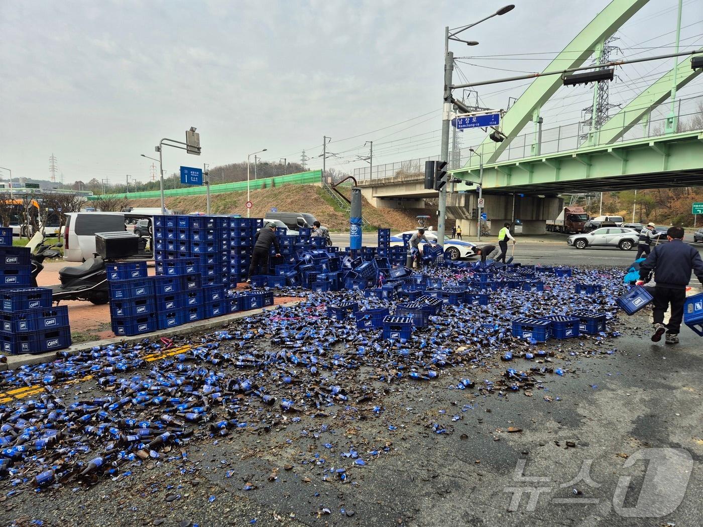 본문 이미지 - 30일 오전 9시 25분께 울산 남구 두왕사거리 인근 도로를 달리던 25톤 트럭에서 맥주 수백병이 쏟아져 깨졌다. (울산경찰청 제공. 재판매 및 DB금지)2026.3.30 ⓒ 뉴스1 박정현 기자