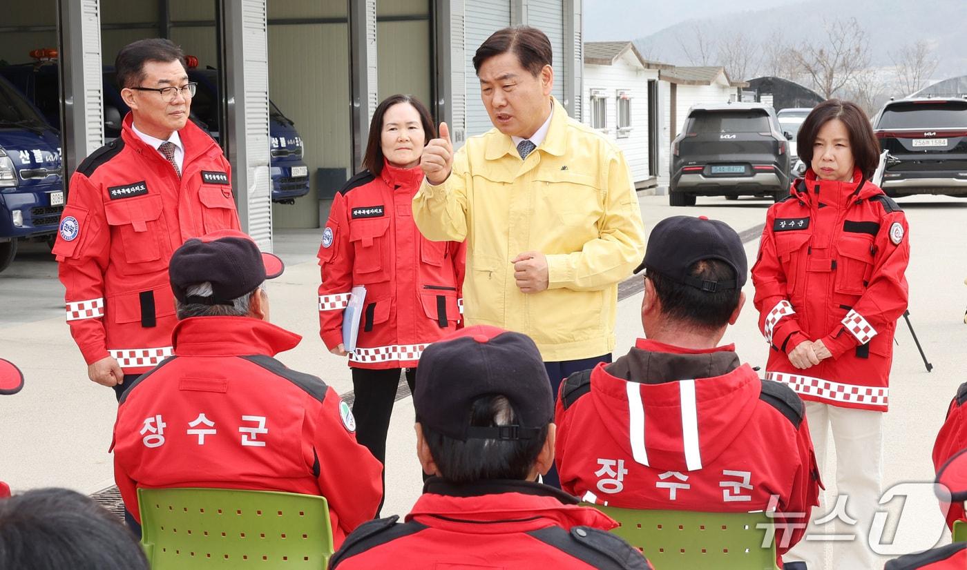 본문 이미지 - 30일 장수군 전북소방교육훈련센터와 산불대응센터를 방문한 김관영 도지사가 대원들을 격려하고 안전을 강조하고 있다.(전북도 제공. 재판매 및 DB금지)/뉴스1  