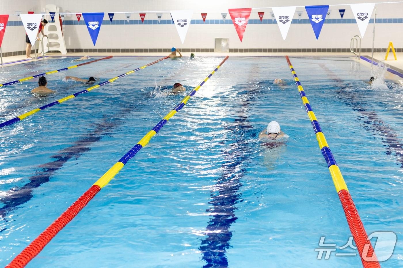 본문 이미지 - 영등포구 신길 책마루 문화센터 수영장을 이용 중인 모습.(영등포구 제공)