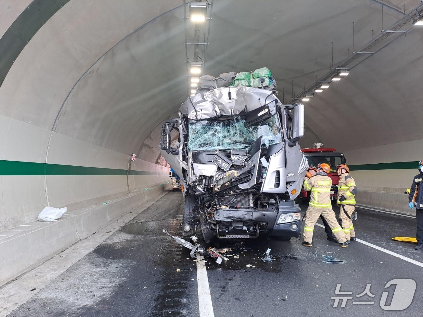 본문 이미지 - 30일 오전 9시 48분께 전북 전주시 용복동 새만금고속도로 하행선에서 탱크로리와 추돌한 카고 트럭의 운전자를 소방이 구조하고 있다.(전북소방본부 제공. 재판매 및 DB금지)