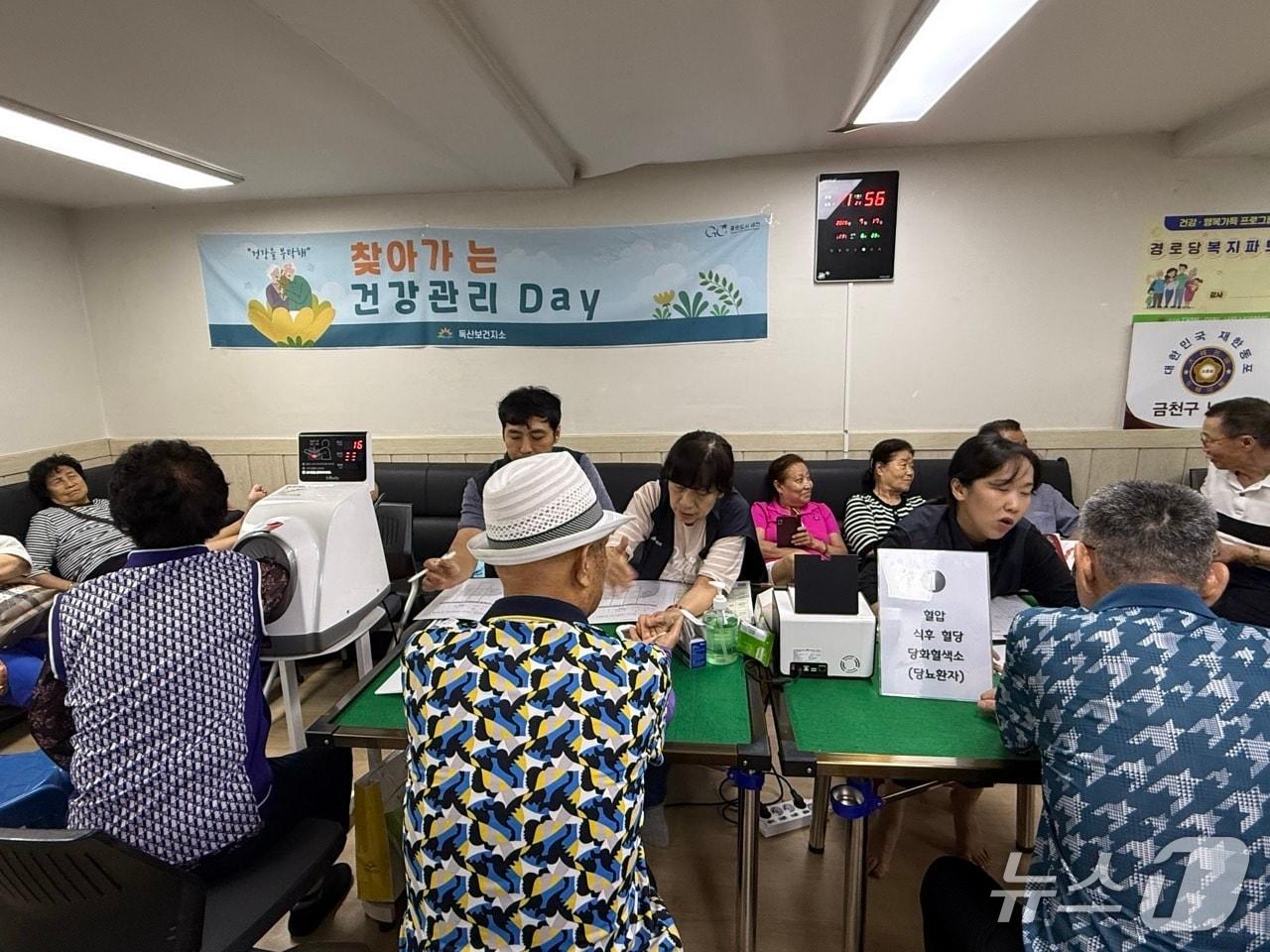 본문 이미지 - 찾아가는 건강관리-Day 운영 모습.(금천구 제공)