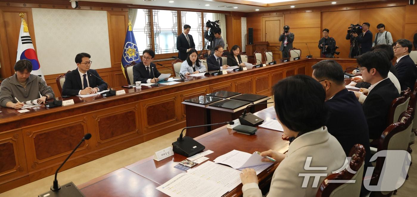 본문 이미지 - 김민석 국무총리가 30일 서울 종로구 정부서울청사에서 열린 반려동물 정책위원회 회의에서 모두발언을 하고 있다. 2026.3.30 ⓒ 뉴스1 임세영 기자