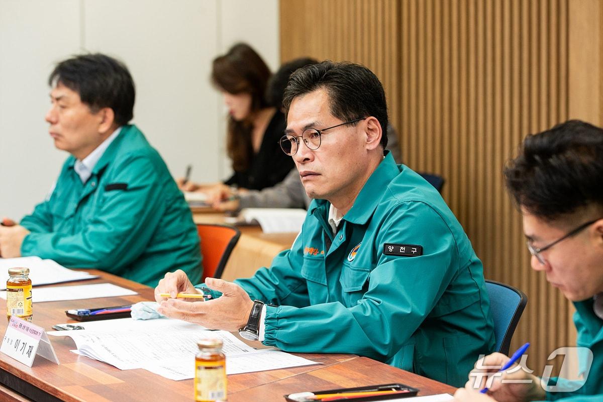 본문 이미지 - 이달 30일 열린 '중동상황관련 비상경제대책회의'에서 추진 상황을 경청하고 있는 이기재 양천구청장(가운데)의 모습.(양천구 제공)