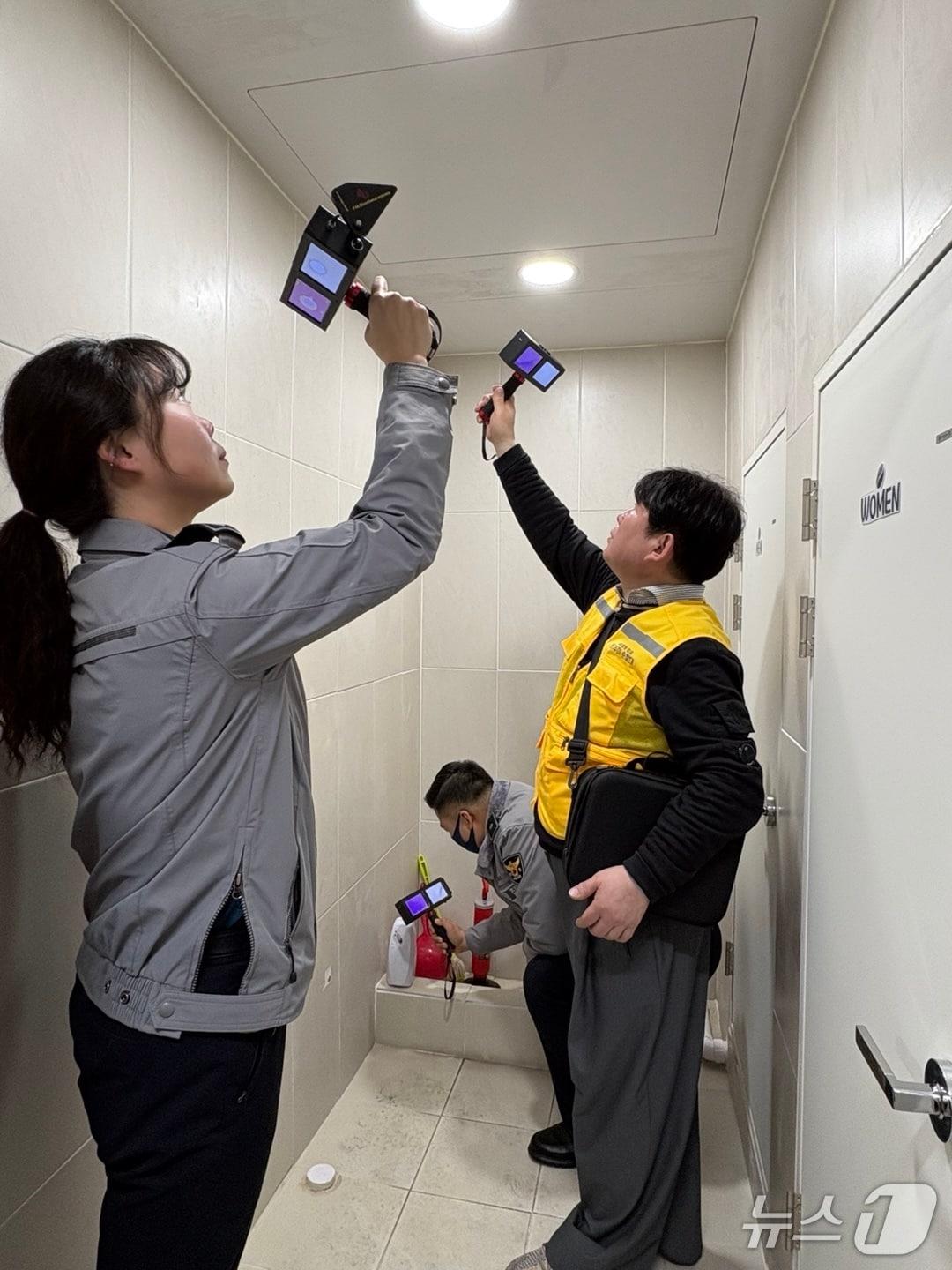 본문 이미지 - 부산경찰청 불법 촬영 예방 점검팀 비추미순찰대가 불법 촬영 장비 점검을 하고 있다.(부산경찰청 제공. 재판매 및 DB 금지)