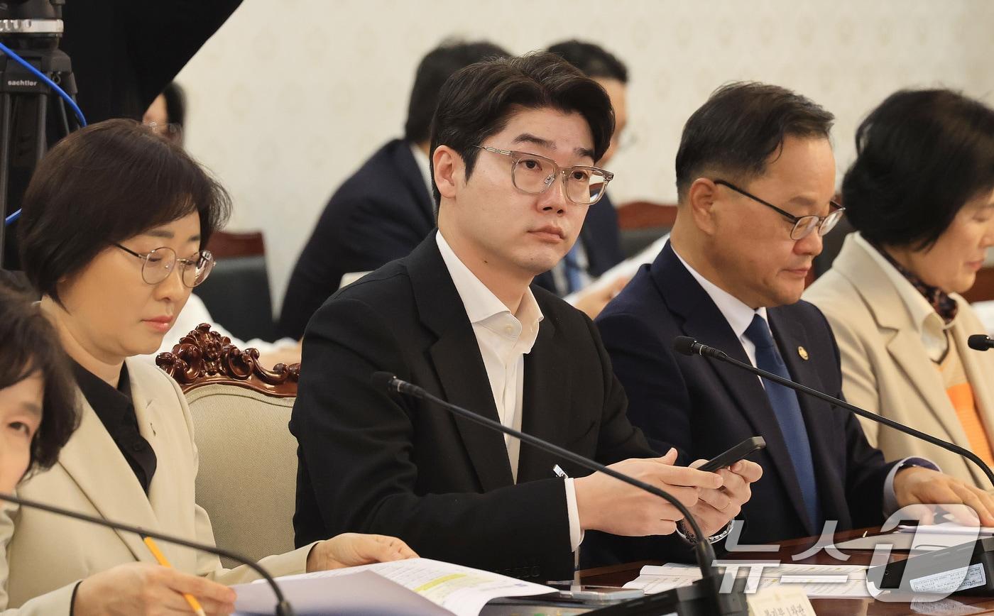 본문 이미지 - 설채현 대한수의사회 대변인이 30일 서울 종로구 정부서울청사에서 열린 반려동물 정책위원회 회의에 참석해 자리하고 있다. 2026.3.30 ⓒ 뉴스1 임세영 기자