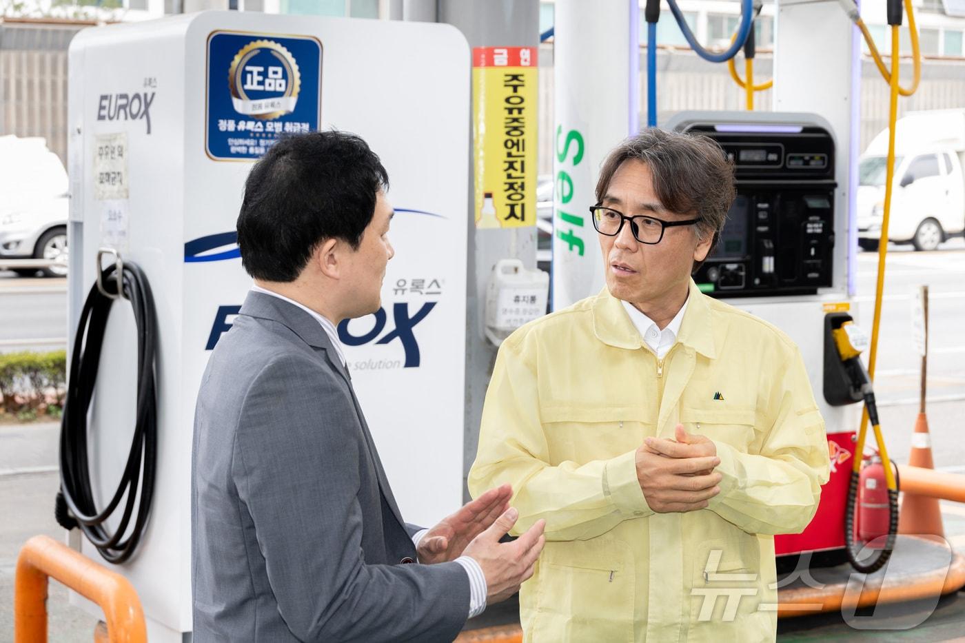본문 이미지 - 금한승 기후에너지환경부 1차관이 30일 서울 양천구 소재 주유소를 찾아 차량용 요소수 수급 및 재고상황을 점검하고 있다. (기후에너지환경부 제공. 재판매 및 DB 금지) 2026.3.30 ⓒ 뉴스1