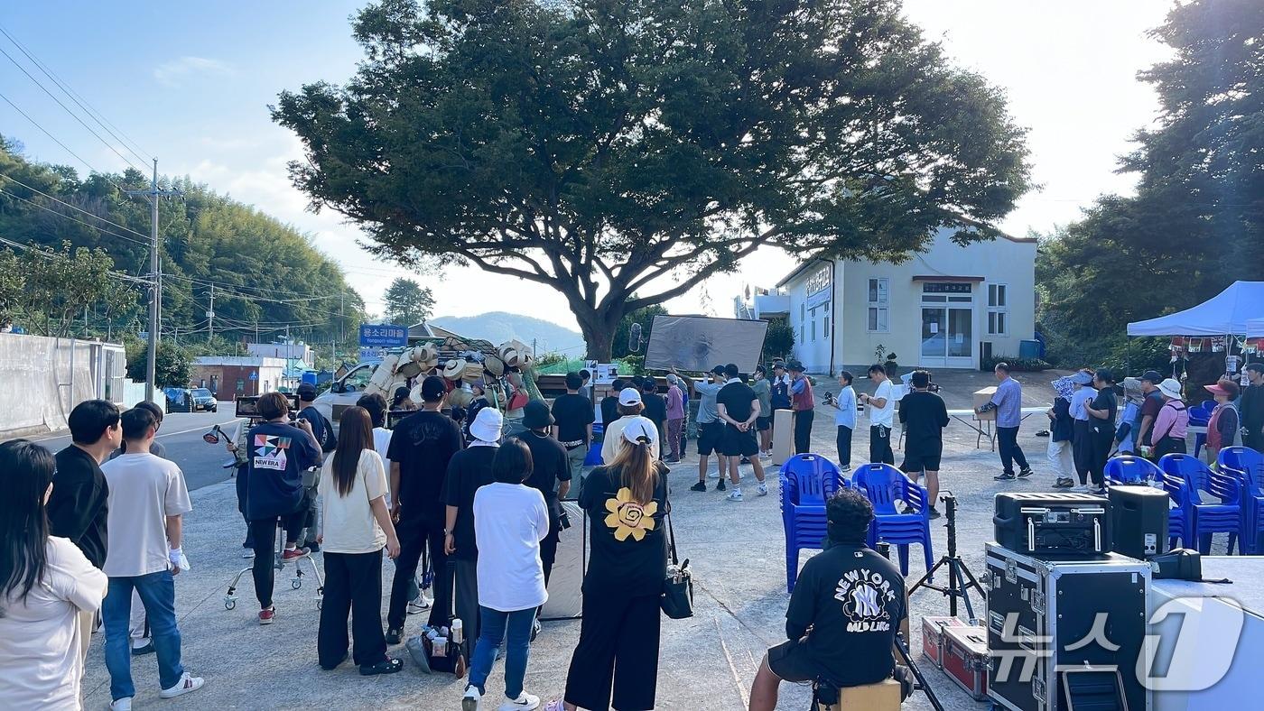 본문 이미지 - 거제 하청면 연구마을에서 드라마 '모범택시2' 촬영이 진행되고 있다.(거제시 제공. 재판매 및 DB금지)