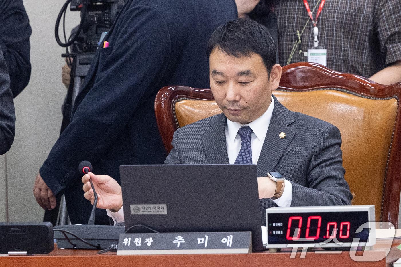 본문 이미지 - 30일 서울 여의도 국회에서 열린 제433회국회(임시회) 법제사법위원회 제4차 전체회의에서 김용민 의원(위원장 직무대리)가 위원장석에 앉아있다. 2026.3.30 ⓒ 뉴스1 이승배 기자