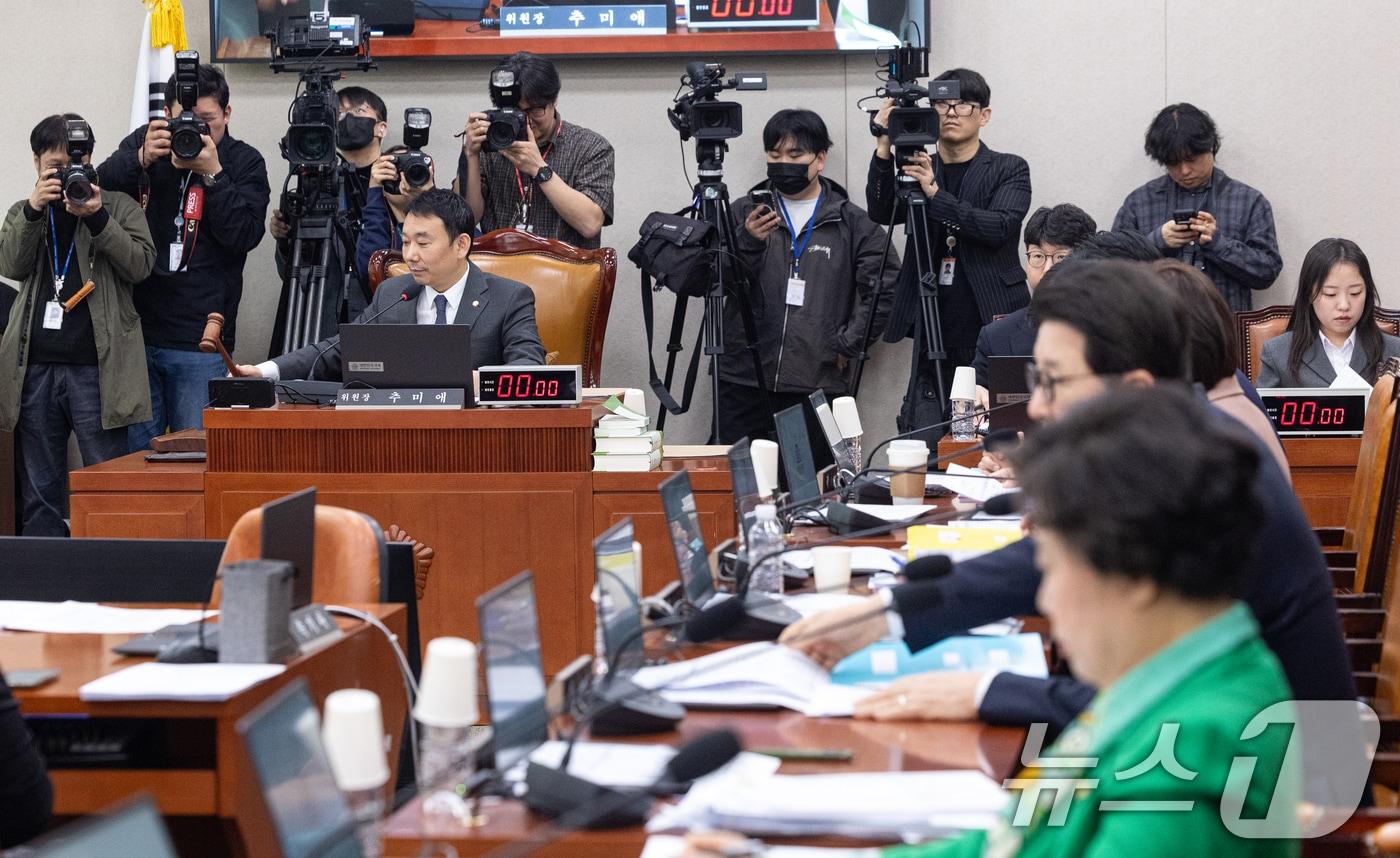 본문 이미지 - 30일 서울 여의도 국회에서 열린 제433회국회(임시회) 법제사법위원회 제4차 전체회의에서 김용민 위원장 직무대리가 의사진행을 하고 있다. 2026.3.30 ⓒ 뉴스1 이승배 기자