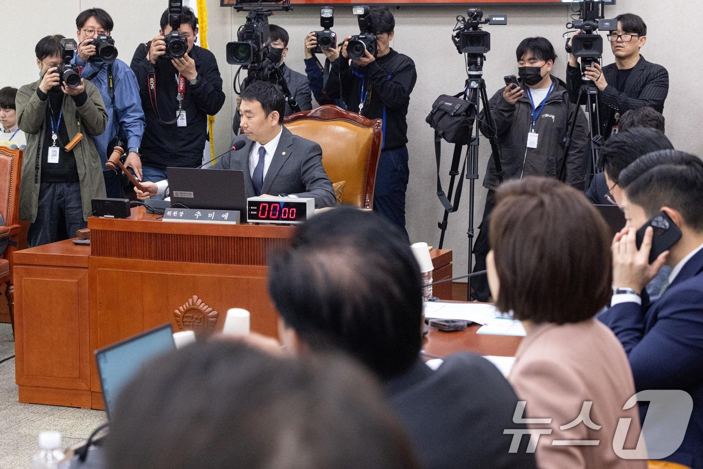 본문 이미지 - 30일 서울 여의도 국회에서 열린 제433회 국회(임시회) 법제사법위원회 제4차 전체회의에서 김용민 위원장 직무대리가 의사진행을 하고 있다. 2026.3.30 ⓒ 뉴스1 이승배 기자