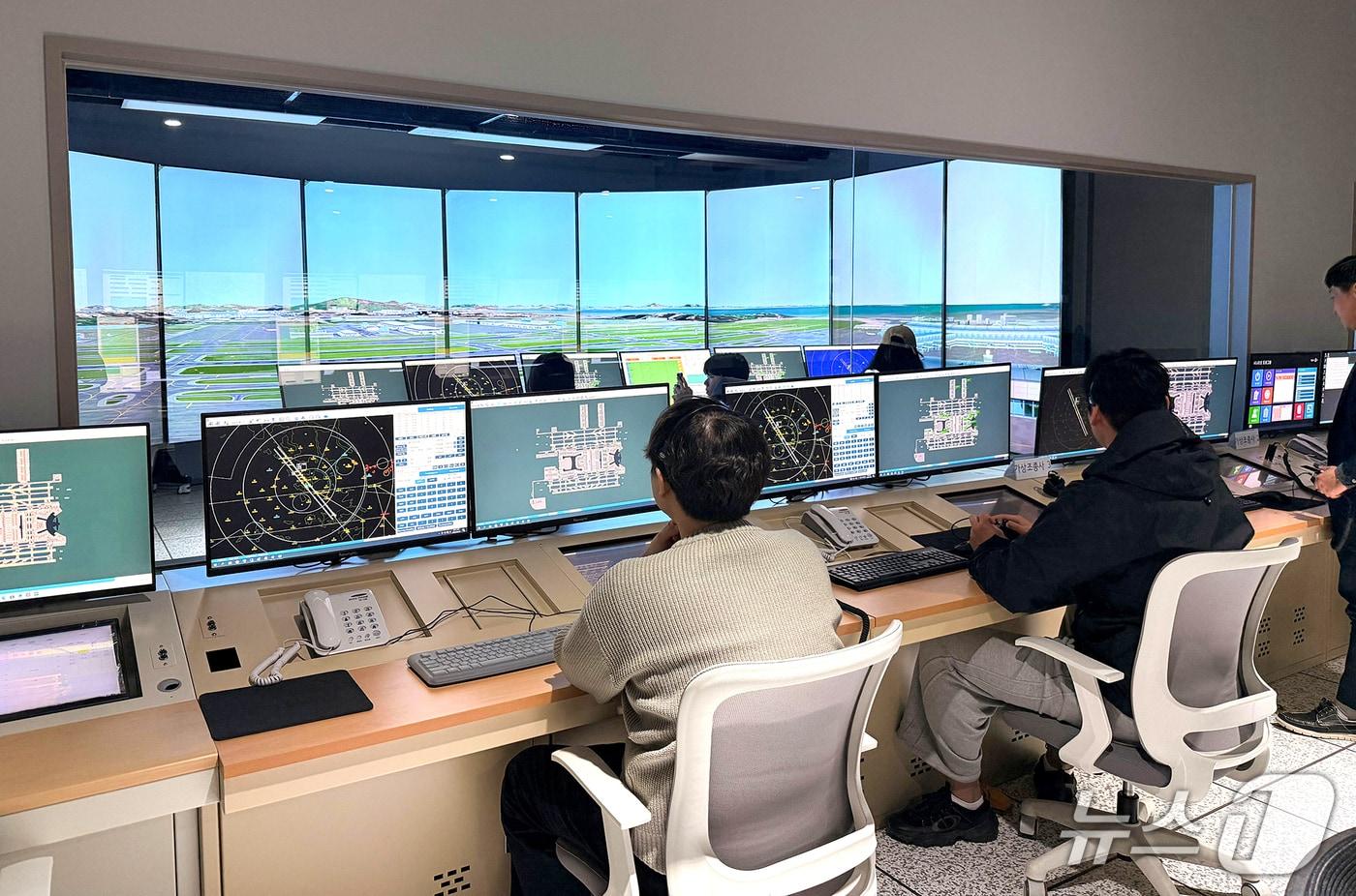 본문 이미지 - 신라대 항공교통관리전공, 최첨단 모의관제장비 활용 수업. (시날대 제공. 재판매 및 DB 금지)