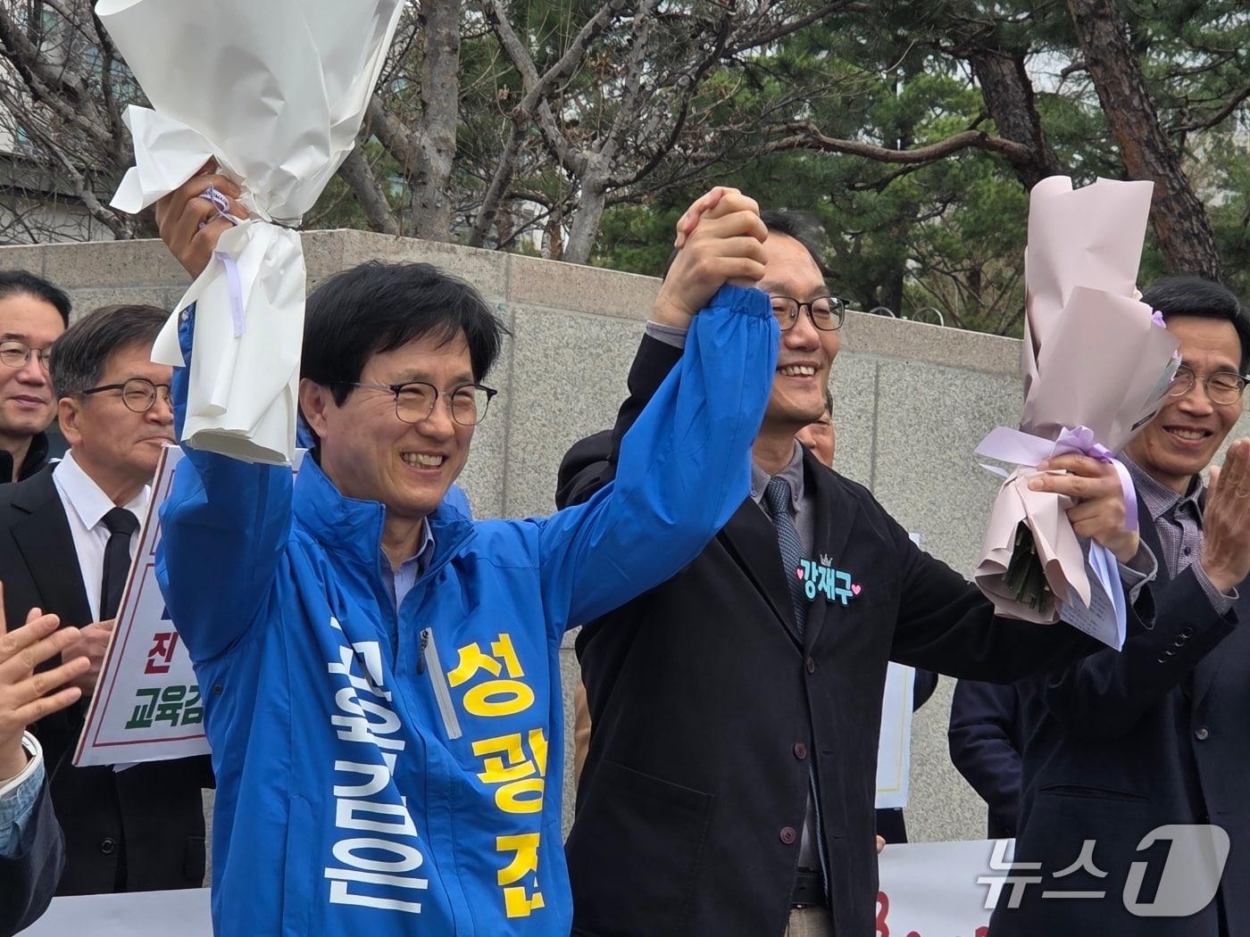 본문 이미지 - 성광진 대전교육감 예비후보(왼쪽)와 강재구 건양대의대 교수(가운데)가 30일 시민단체 주도로 진행된 진보교육감 단일화 경선 결과 발표와 함께 기념사진을 촬영하고 있다. ⓒ 뉴스1 김종서 기자