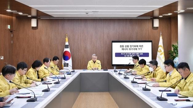 본문 이미지 - 윤두현 GKL 사장이 에너지 위기 극복을 위한 회의를 진행하고 있다.(GKL 제공) 