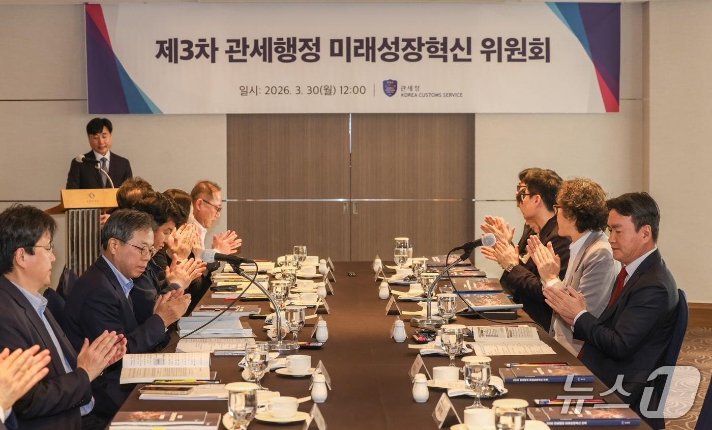 본문 이미지 - 이종욱 관세청 차장(맨 오른쪽)이 2030 관세행정 미래성장혁신 전략 발표를 듣고 있다. (관세청 제공.재판매 및 DB금지)/뉴스1