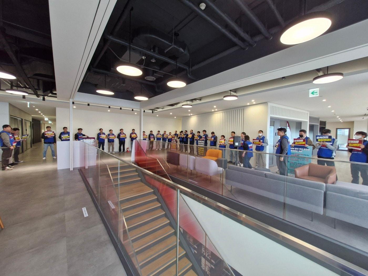 본문 이미지 - HMM 육상노동조합은 30일 사측이 노동조합과의 합의 없이 이사회를 열어 본사 이전 관련 정관 변경 안건과 임시주주총회 개최 일정을 단독으로 의결했다며, 총력 투쟁에 나설 것이라고 밝혔다.  (HMM육상노동조합 제공)