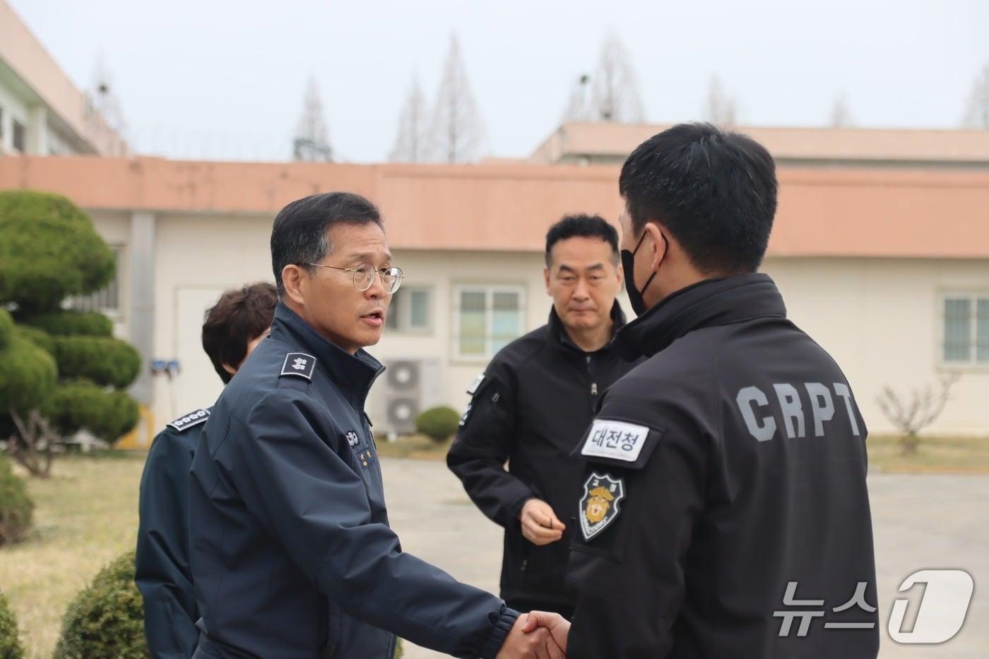 본문 이미지 - 김재술 신임 대전교도소장(왼쪽·대전교도소 제공) /뉴스1