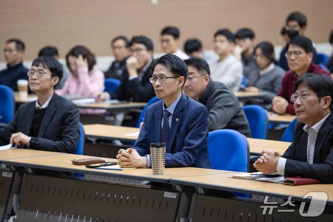 본문 이미지 - 백승보 조달청장이 공공기관 AI 정책 활용 방법을 청취하고 있다.(조달청 제공.재판매 및 DB금지)/뉴스1