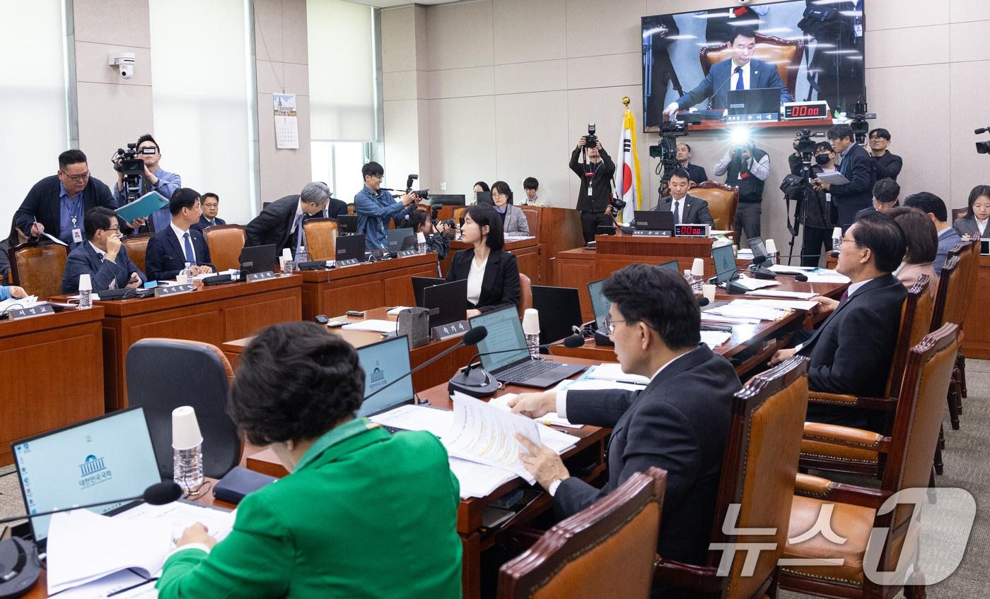 본문 이미지 - 30일 서울 여의도 국회에서 열린 제433회국회(임시회) 법제사법위원회 제4차 전체회의에서 민주유공자 예우에 관한 법률안이 의결되고 있다. 2026.3.30 ⓒ 뉴스1 이승배 기자