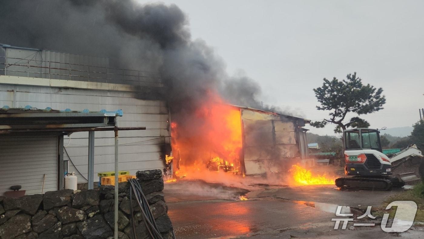 본문 이미지 - 화재 현장(제주소방본부 제공. 재판매 및 DB금지)/뉴스1