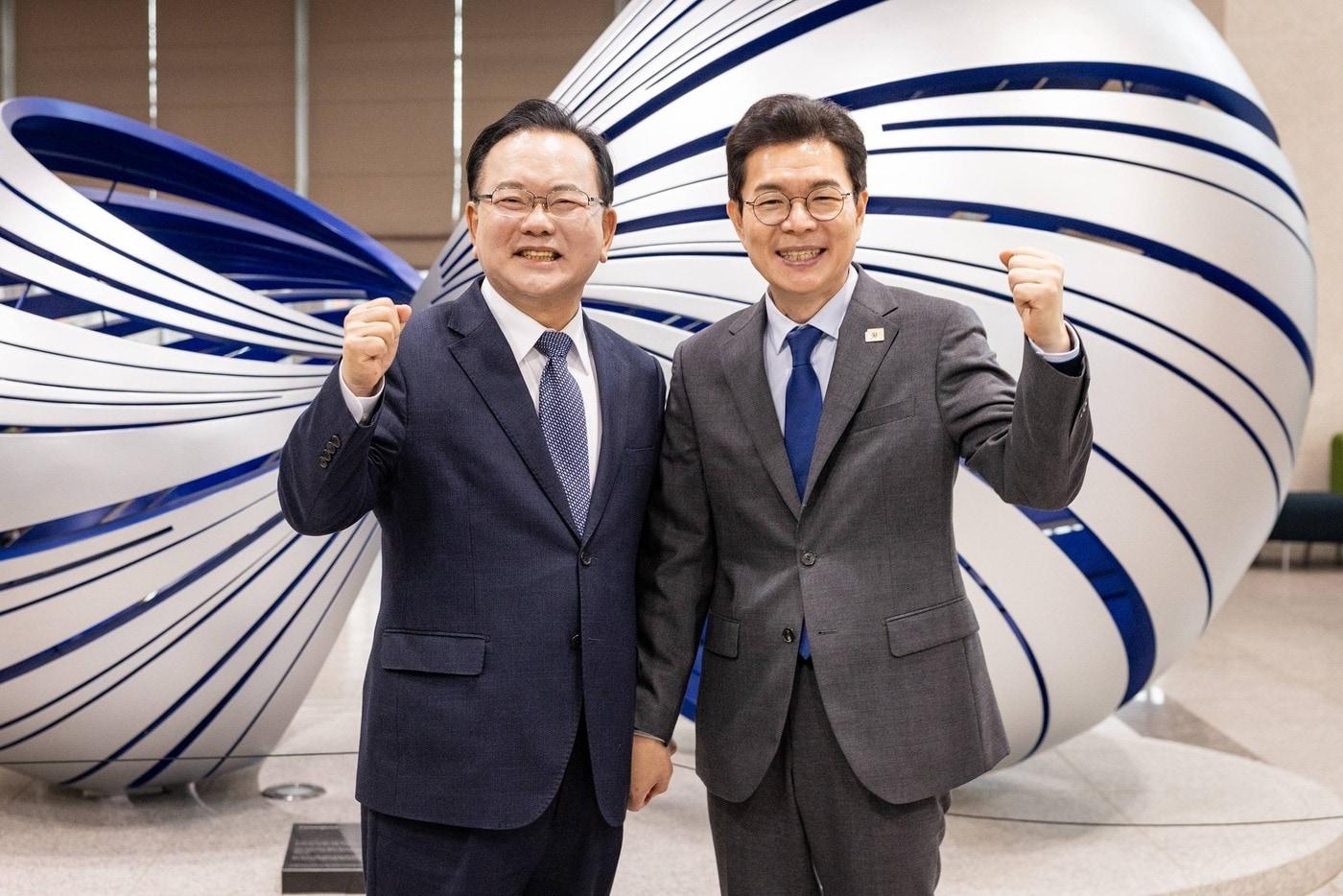 본문 이미지 - 정원오 전 서울 성동구청장이 30일 국회에서 대구시장 출마를 선언한 김부겸 전 국무총리를 만났다. (정 전 구청장 페이스북)