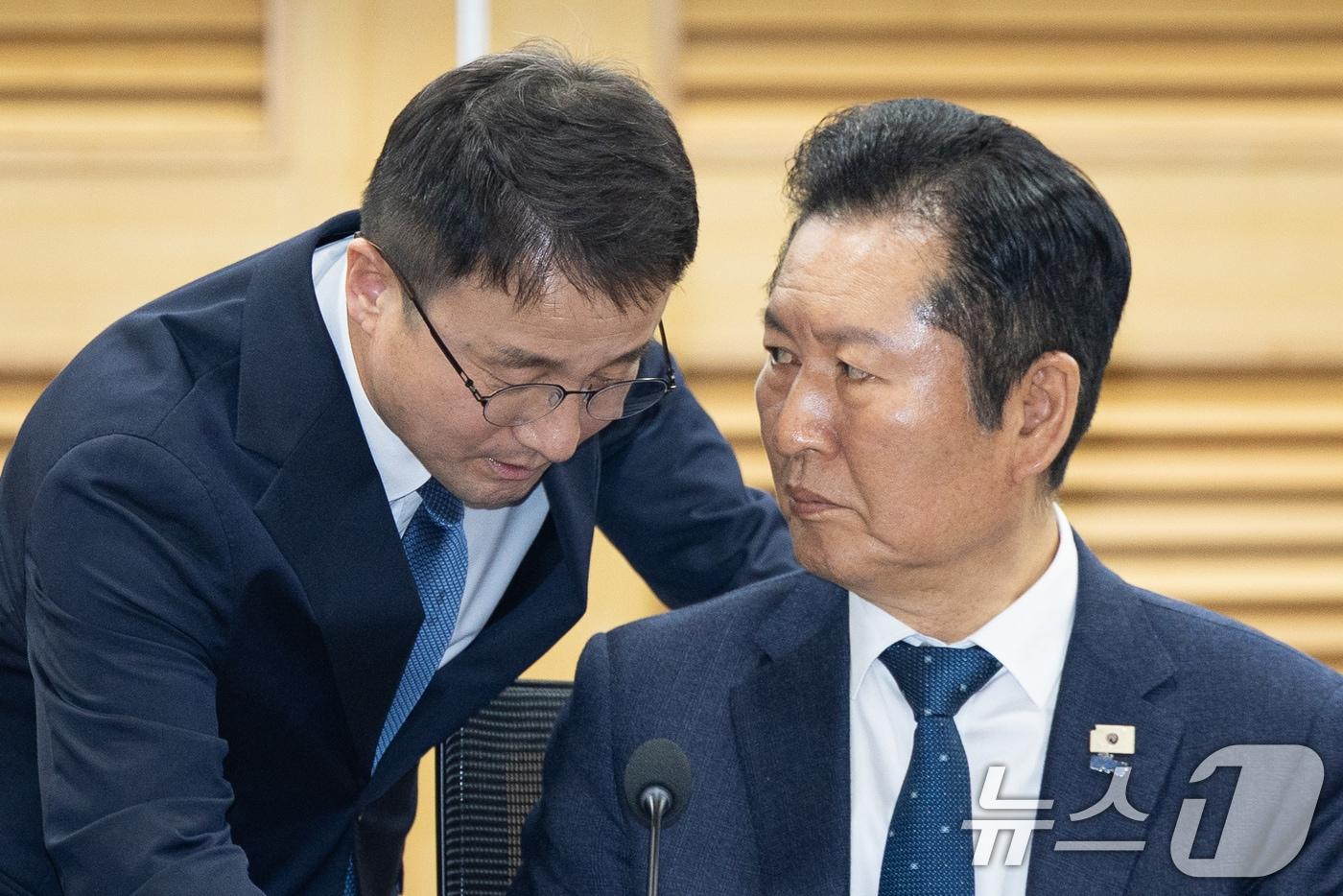 본문 이미지 - 정청래 더불어민주당 대표와 한병도 원내대표가 지난 3월 30일 서울 여의도 국회 의원회관에서 열린 더불어민주당 교육특별위원회 출범식에서 대화하고 있다. 2026.3.30 ⓒ 뉴스1 유승관 기자