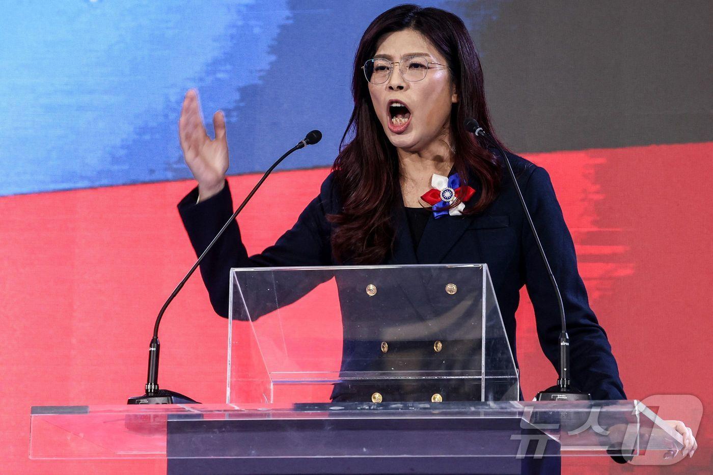 본문 이미지 - 청리원 대만 국민당 주석이 타이베이에서 열린 국민당 제12차 전국대표대회에서 연설하고 있다. 2025.11.1 ⓒ AFP=뉴스1
