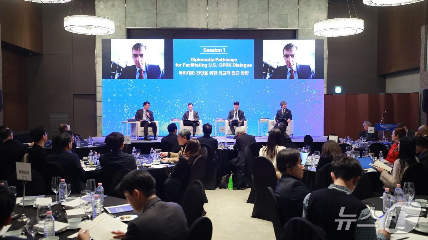 본문 이미지 - 30일 오후 서울 중구 더플라자호텔에서 개최된 국가안보전략연구원 컨퍼런스 '북미대화 견인을 통한 한반도 평화체제 정착' (전략연 제공)