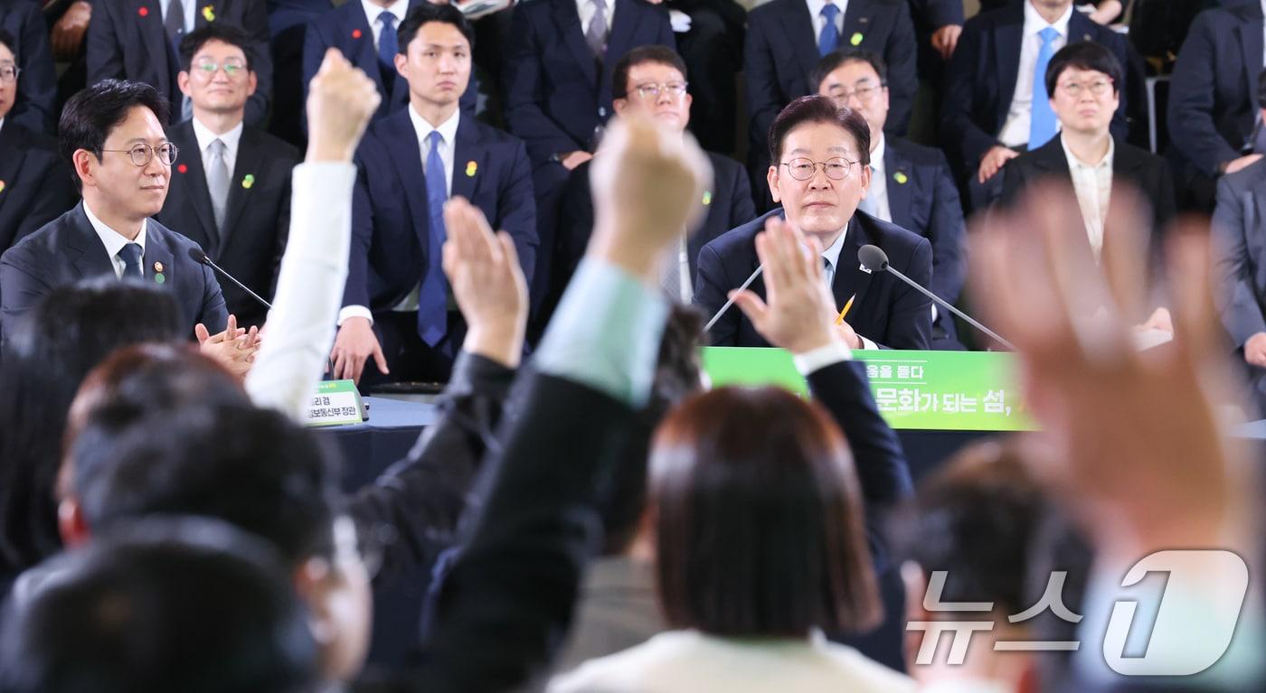 본문 이미지 - 이재명 대통령이 30일 제주 한라대학교에서 열린 '제주의 마음을 듣다' 타운홀미팅 간담회에서 발언권을 요청하는 참석자들을 바라보고 있다. 2026.3.30 ⓒ 뉴스1 이재명 기자