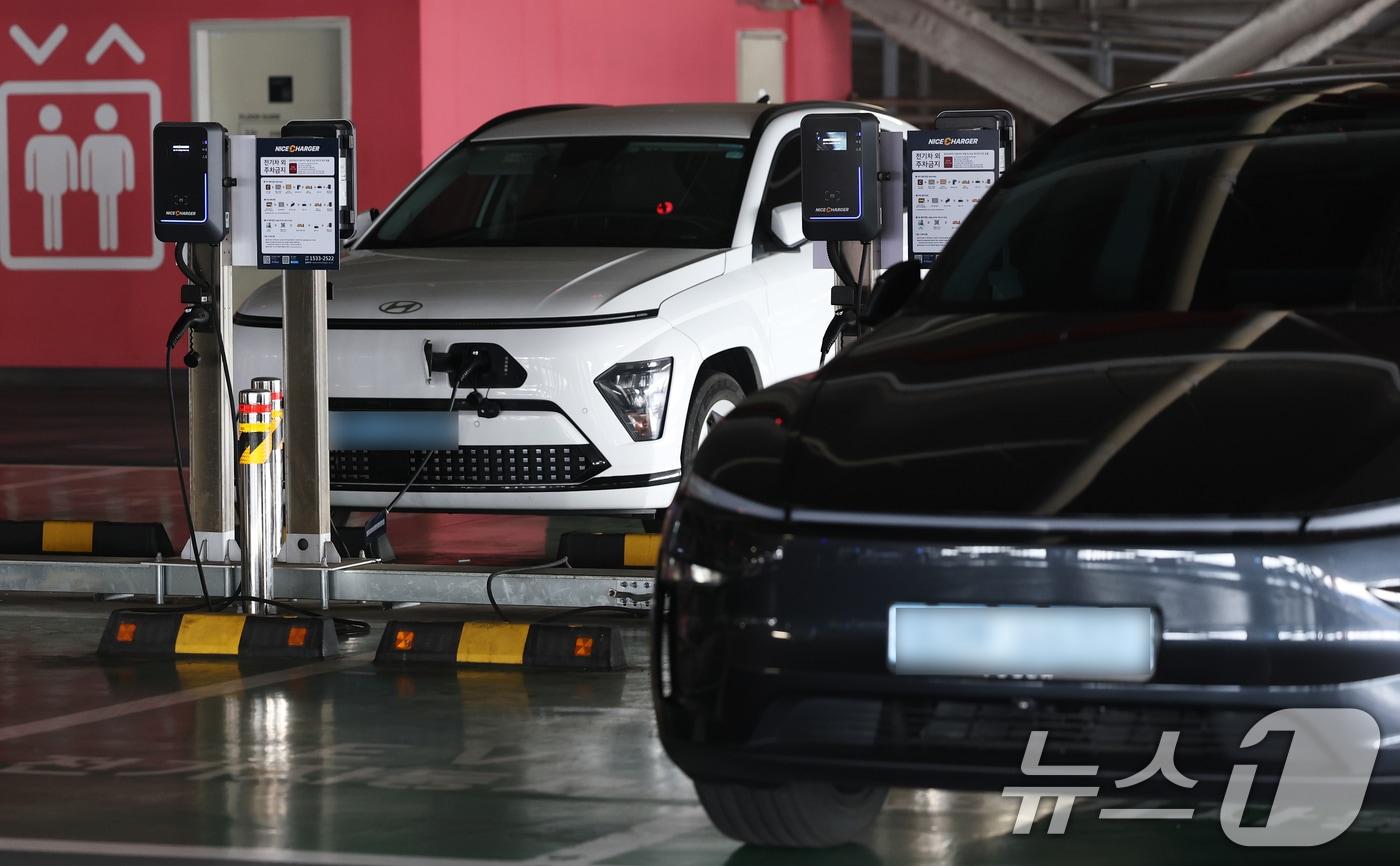 본문 이미지 - 서울 시내의 한 복합쇼핑몰 내 전기차 충전구역. 2026.3.30 ⓒ 뉴스1 오대일 기자