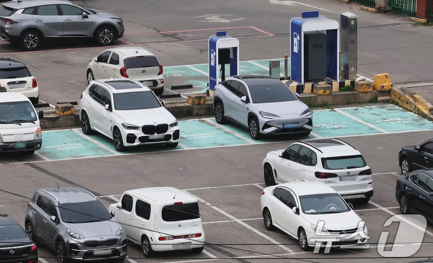 본문 이미지 - 서울 시내의 한 주차장 전기차 충전구역 모습. 2026.3.30 ⓒ 뉴스1 오대일 기자