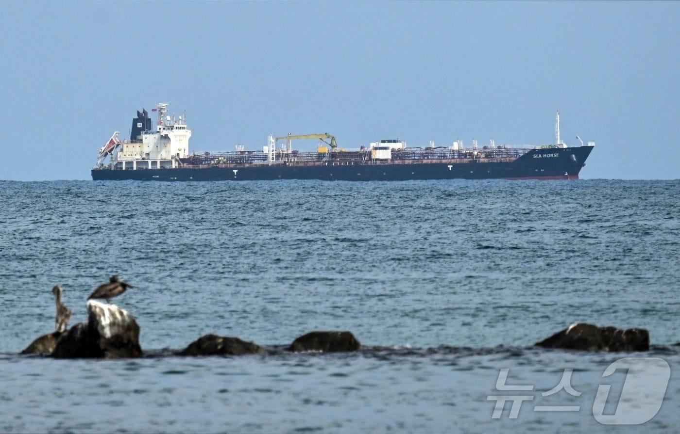 본문 이미지 - 29일(현지시간) 베네수엘라 푸에르토카베요 앞바다에 홍콩 국적의 원유 운반선 ‘시 호스’가 정박해 있다. 이 선박은 러시아산 디젤유를 쿠바로 운송 중이던 것으로 알려졌으며, 이번 주 초 항로를 변경해 베네수엘라로 향했다.2026.03.29. ⓒ AFP=뉴스1