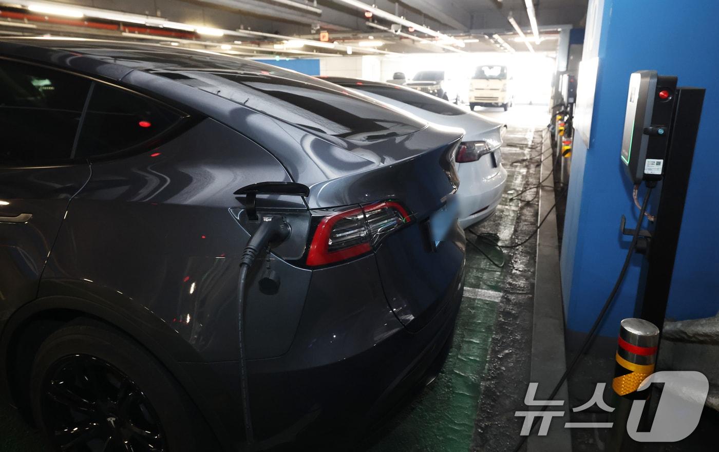 본문 이미지 - 지난달  30일 서울 시내의 한 복합쇼핑몰 내 전기차 충전구역 모습(자료사진). 2026.3.30 ⓒ 뉴스1 오대일 기자
