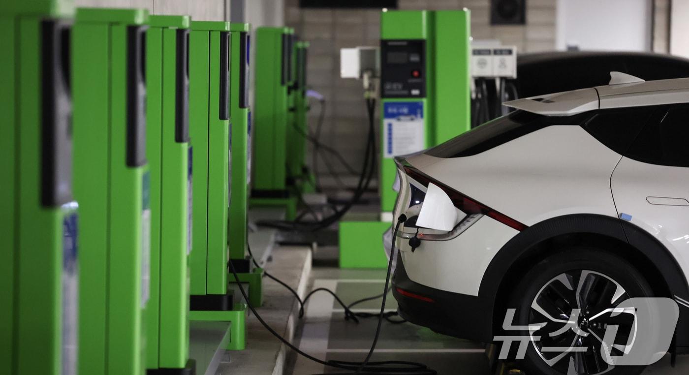 본문 이미지 - 서울 시내 한 빌딩 내 전기차 주차구역에 차량이 주차된 모습. 2026.3.30 ⓒ 뉴스1 이종수　인턴기자