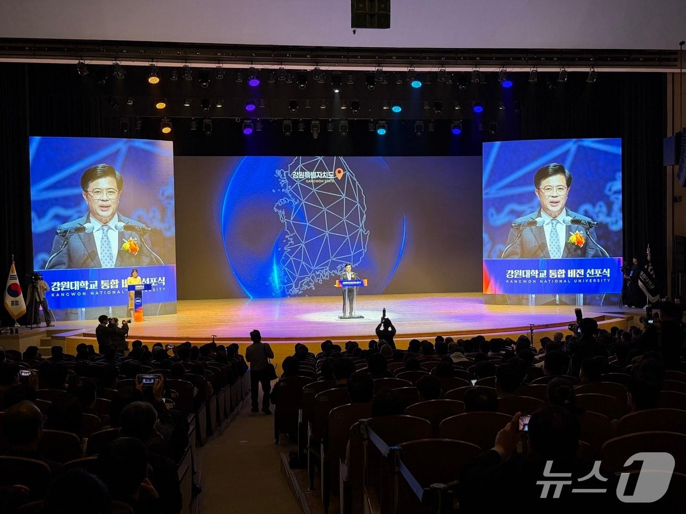 본문 이미지 - 30일 '1도 1국립대학' 출범을 기념하는 강원대학교 통합 비전 선포식이 춘천캠퍼스에서 열린 가운데 정재연 총장이 기념사를 하고 있다.0226.3.30 한귀섭 기자