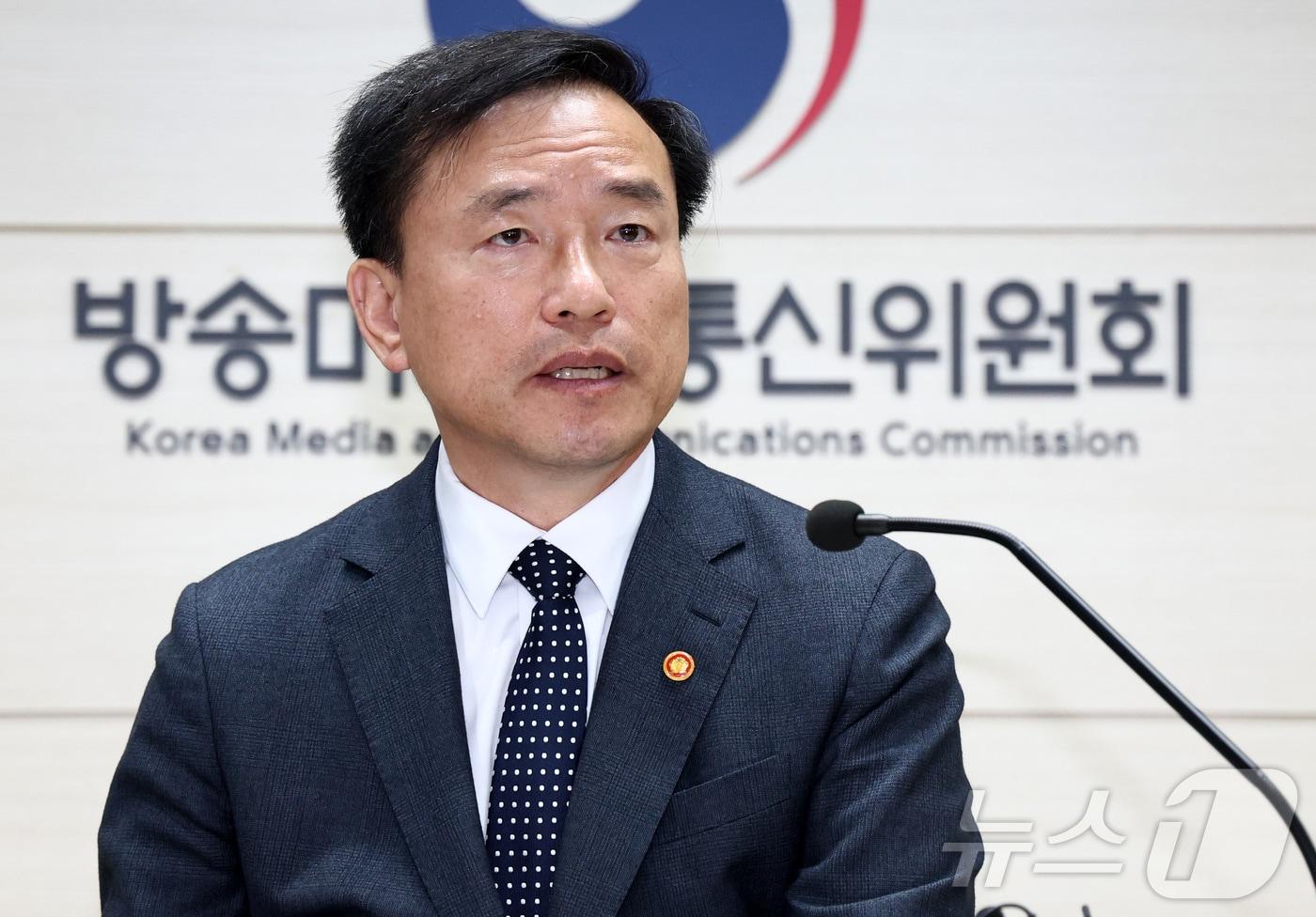 본문 이미지 - 김종철 방송미디어통신위원장이 30일 오후 경기 과천시 정부과천청사에서 열린 취임 100일 기자간담회에서 발언하고 있다. 2026.3.30 ⓒ 뉴스1 최지환 기자